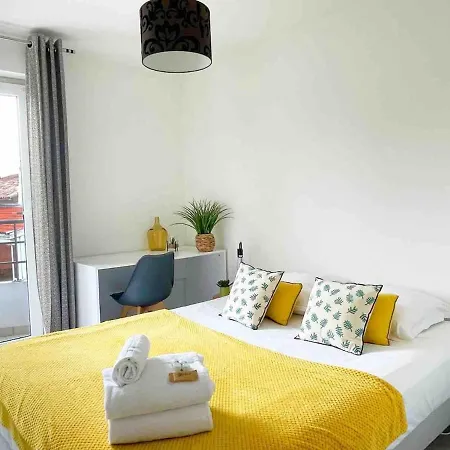 Bara ,balcony ,parking ,patte D'oie Neighborhood *