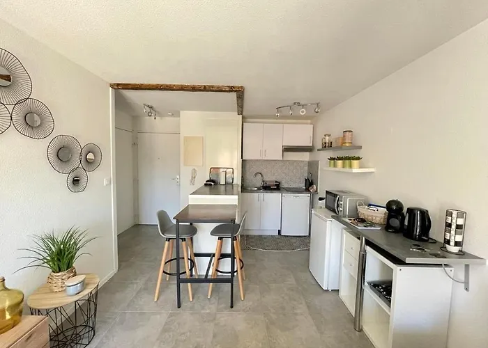 Bara ,balcony ,parking ,patte D'oie Neighborhood *